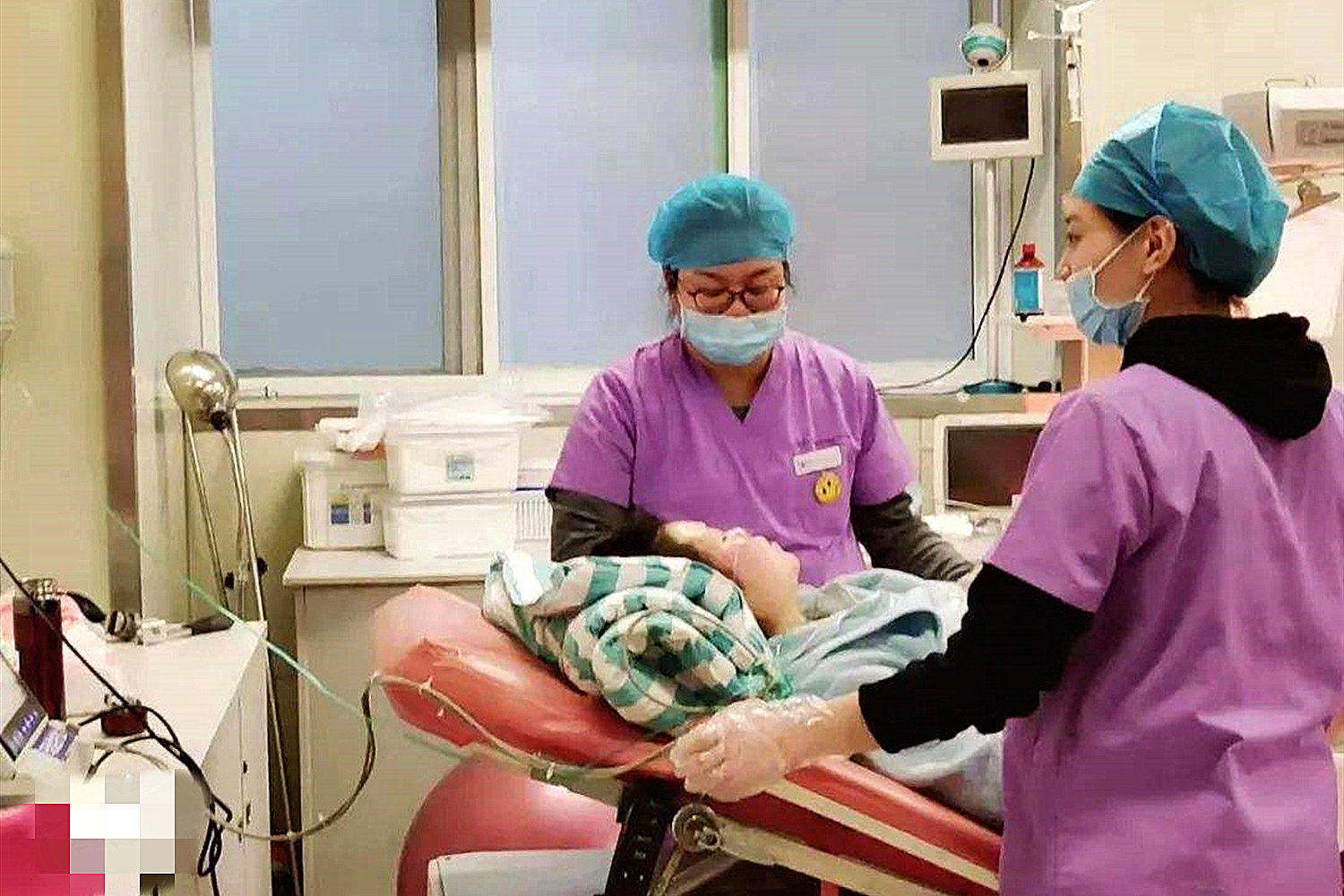 胎儿是如何从产道分娩出的,胎儿是怎么从狭小的产道出生的