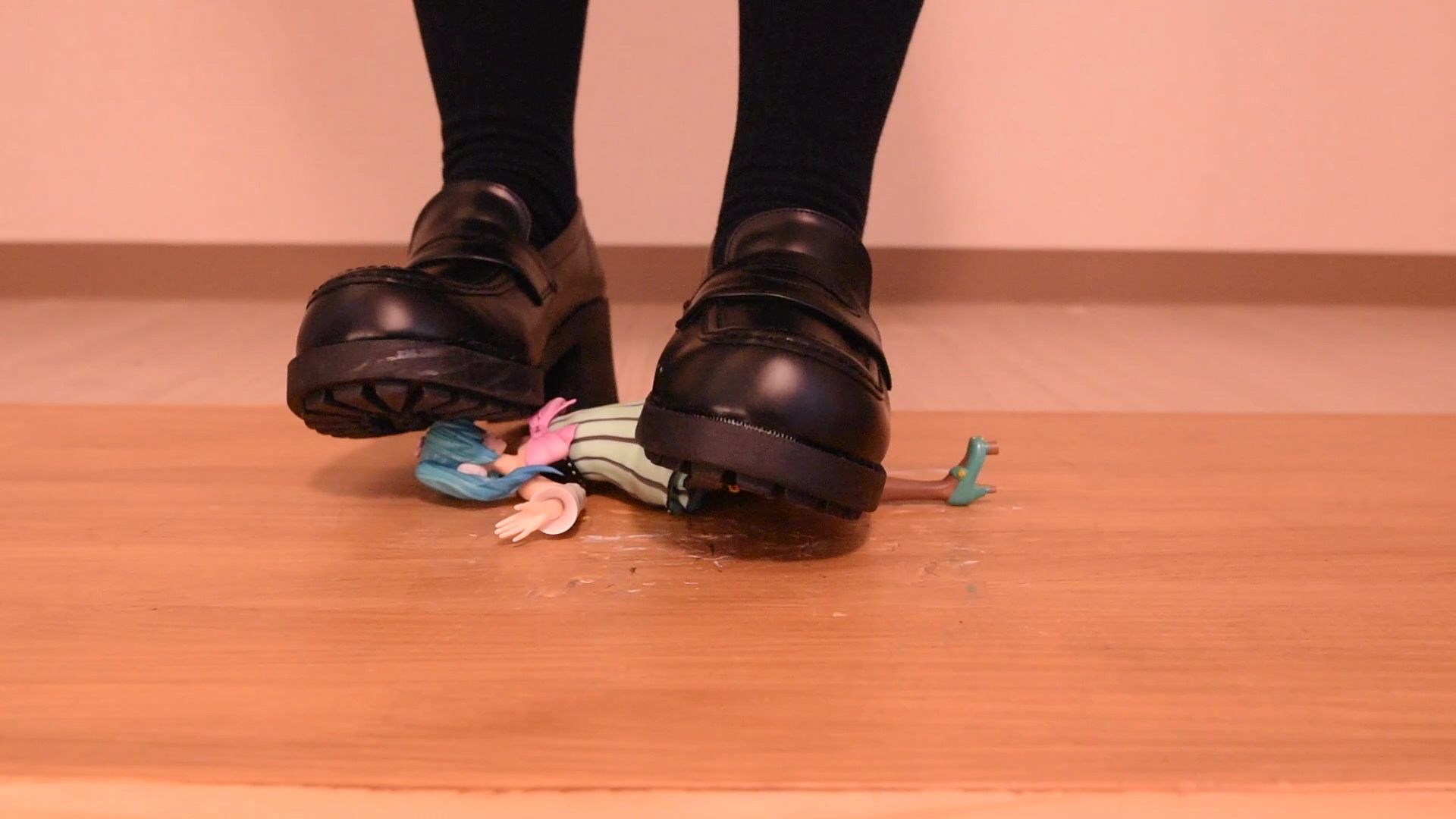 宅男得罪女朋友？蕾姆、亚丝娜、呆毛王和初音等手办被踩