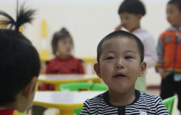 孩子太粘人一个多月不去上幼儿园，家长拿黏人的孩子该怎么办？