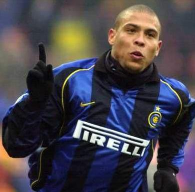 罗纳尔多左右脚为什么都能射门,世界足坛10大独门绝技之罗纳尔多