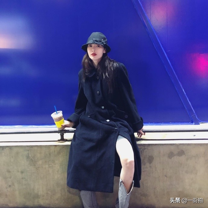 金泫雅蓝色碎花包臀裙 (金泫雅穿粉红色碎花裙)