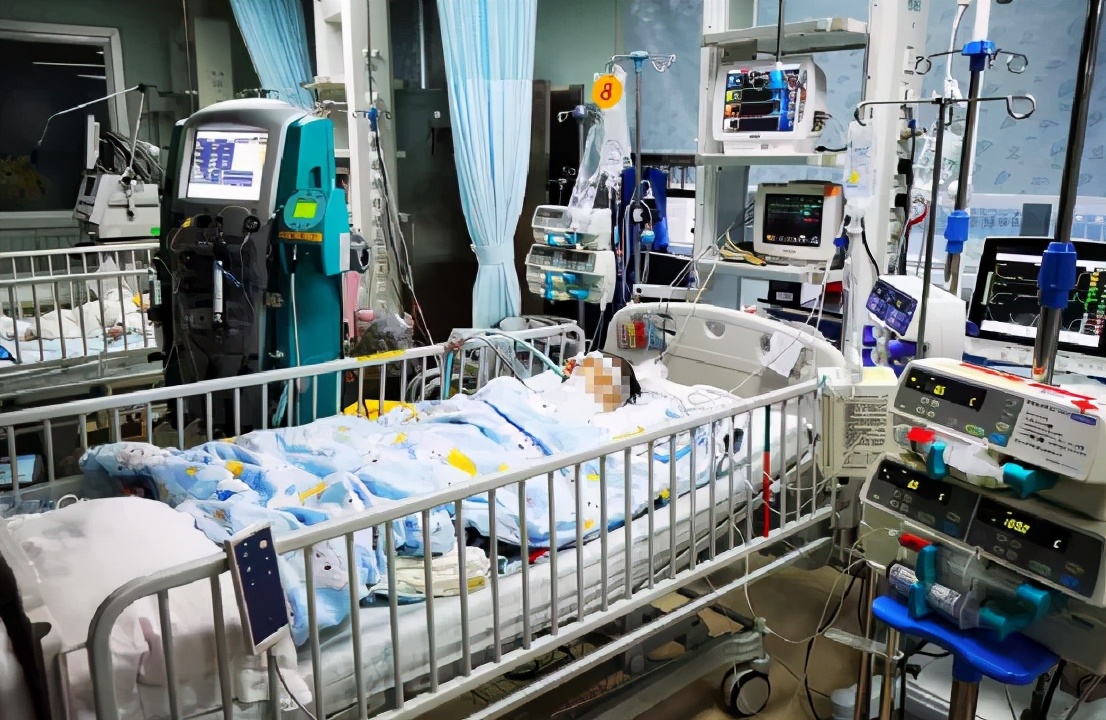 2岁儿童全身长小水泡,2岁小孩一边嘴角长小水泡