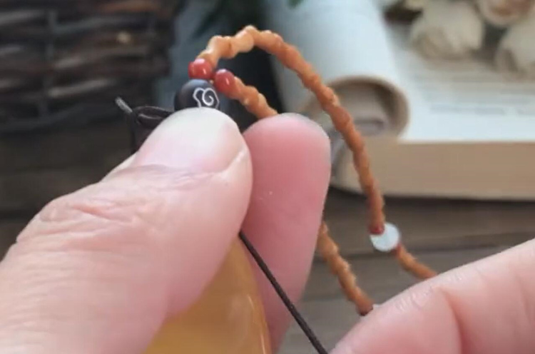 项链绳吊坠绳怎么打结编织教程,吊坠绳两头打结向左偏了怎么调整