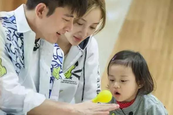 李小璐离婚后首次晒与贾乃亮合照,李小璐陪甜馨游玩疑和贾乃亮同行