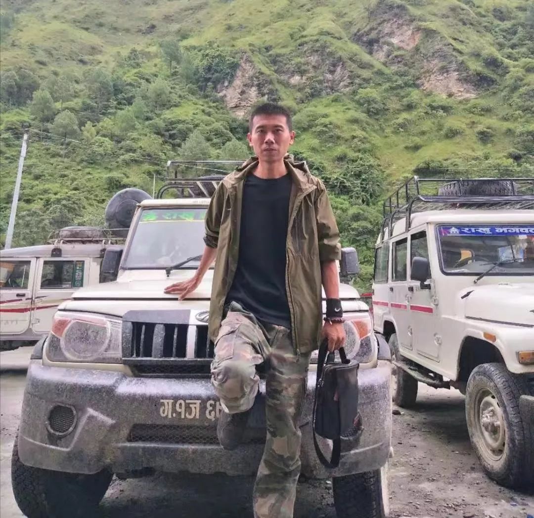 80后山东人闯荡金三角，不惧枪口顶额头，在牛棚直播卖光凤梨