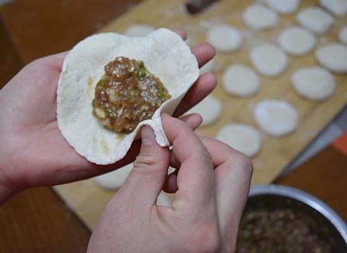 包子蒸熟后为什么底部会烂,为什么包子蒸好后表皮不光亮