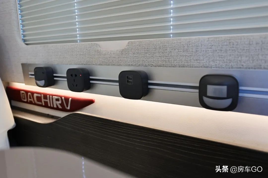 这台房车有5种充电方式，车内电器语音控制，卫生间也是干湿分离