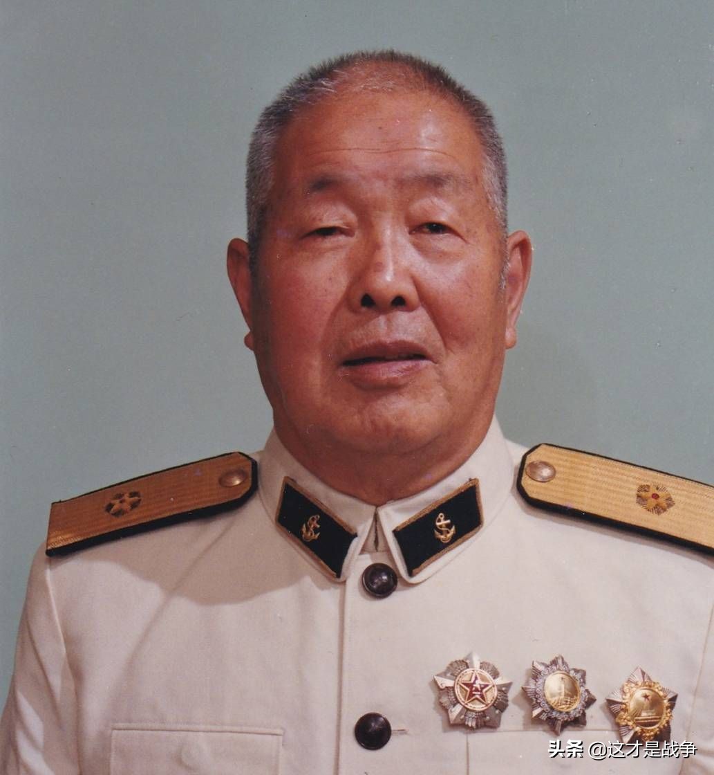 众人起哄喊司令员打一个，司令员举起冲锋枪，靶子被打成马蜂窝