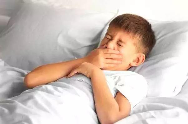 咳嗽喝氨溴索还要吃止咳药吗,孩子能一咳嗽就吃止咳药吗