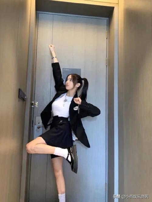 鞠婧祎杨超越丸子头,对比杨超越和鞠婧祎同穿蓝裙