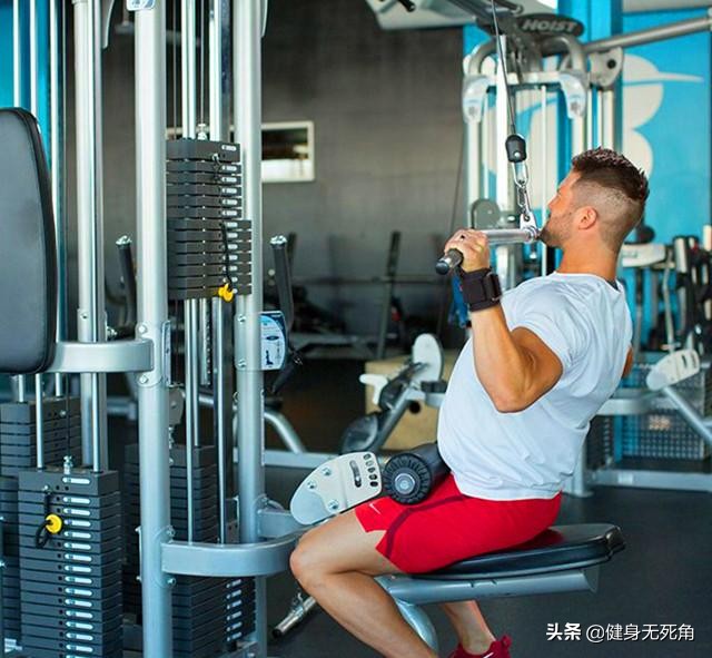 高位下拉小臂借力怎么办,做高位下拉手肘向后怎么办