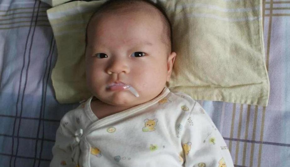 新生儿频繁吐奶的正确处理方式,新生儿吐奶严重是不是过度喂养