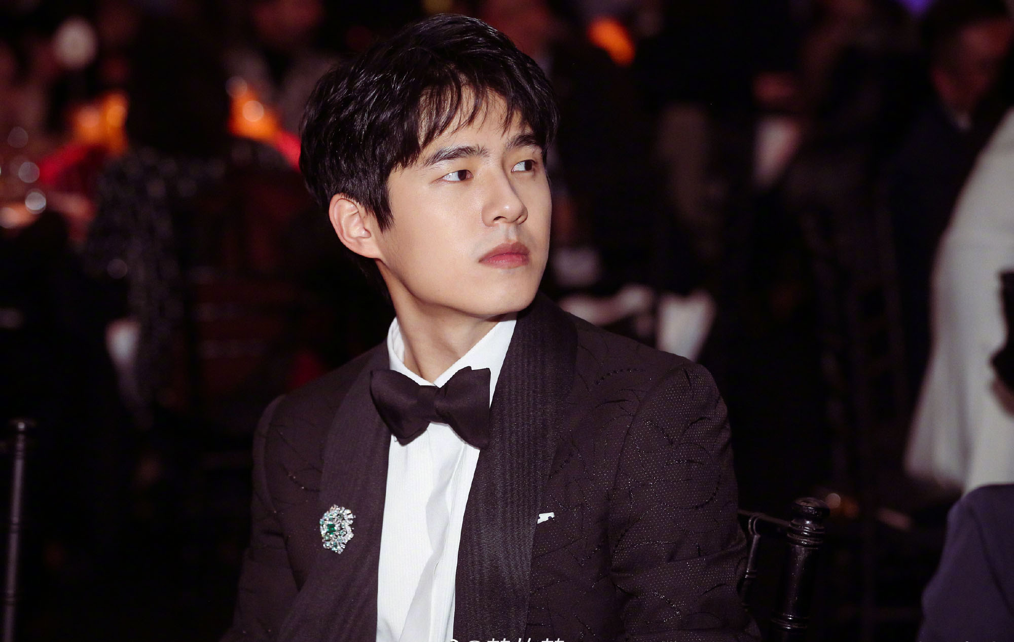 华晨宇同款棒球服搭配,华晨宇黑色西服穿搭图片