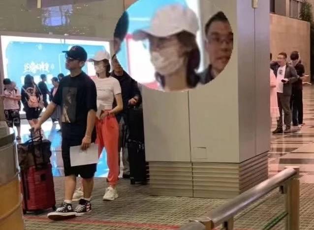 郑恺和苗苗高调恩爱牵手现身机场,郑恺苗苗恋情疑曝光