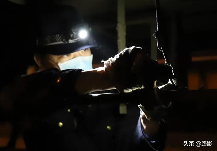 抗击疫情守护平安摄影征稿,战疫情保春运铁路警察在行动