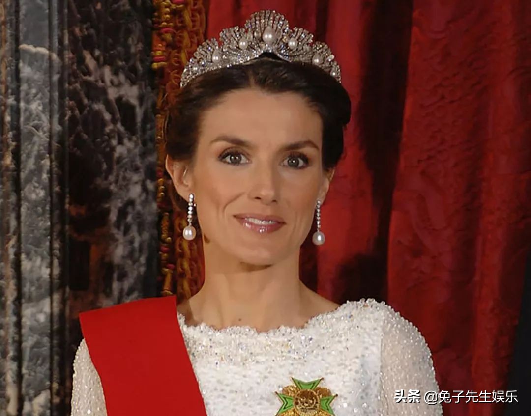 西班牙王后穿红衣服戴皇冠,西班牙王后戴帽子