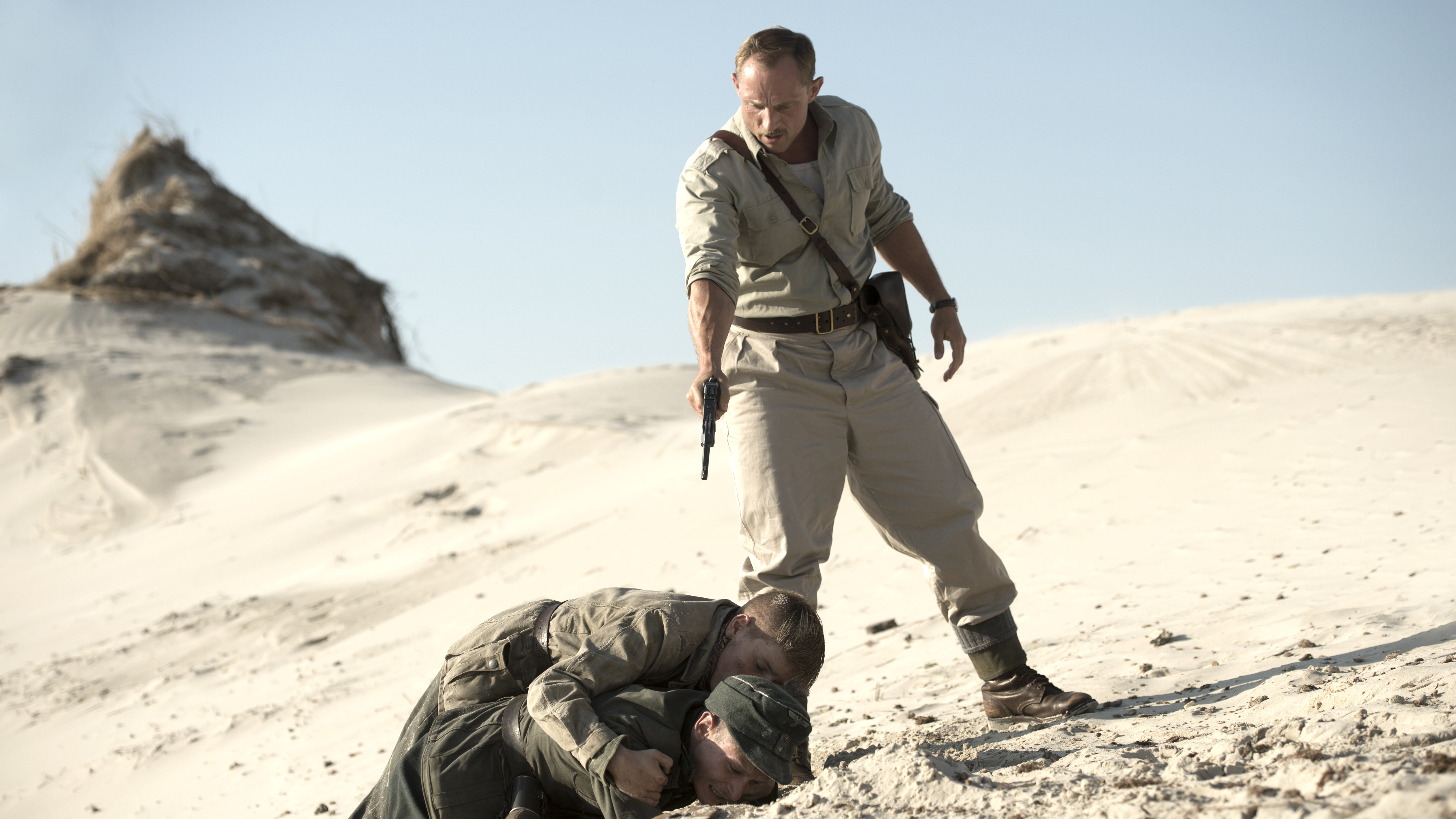 根据真实事件改编，那片美丽的沙滩上，无数孩子像狗一样死去