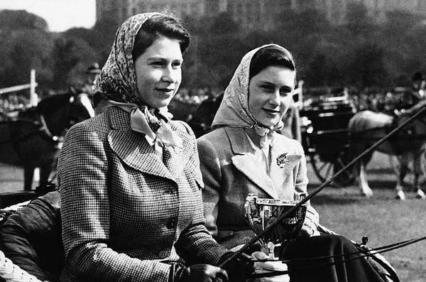 最喜欢的一条爱马仕丝巾,时尚必备独特设计的基础丝巾推荐