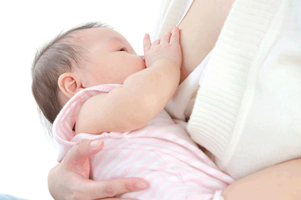 母乳太多了如何让奶少,多余的母乳可以给妈妈喝吗