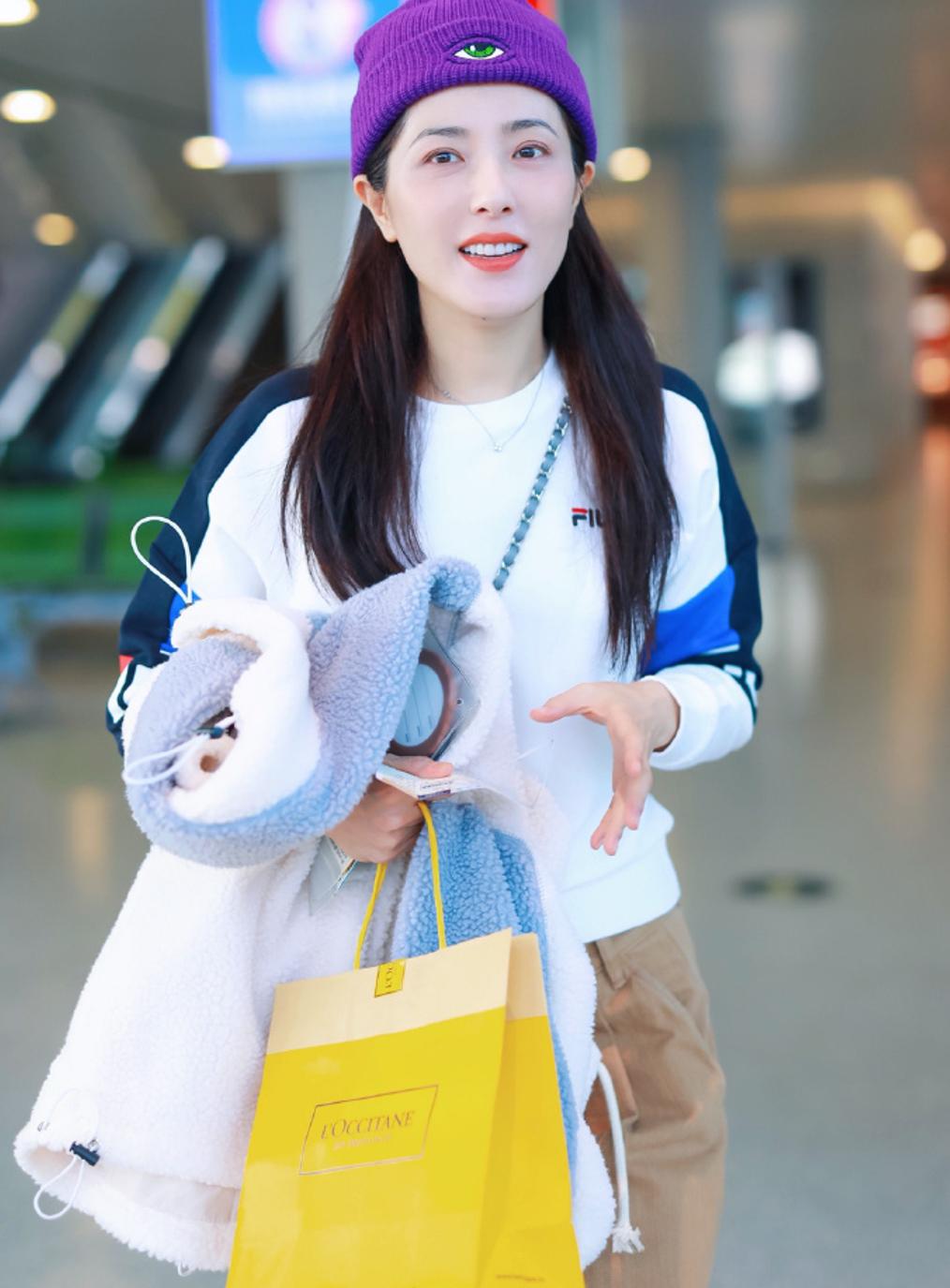 曾黎最新同款穿搭,曾黎穿羊羔绒外套搭卫衣视频