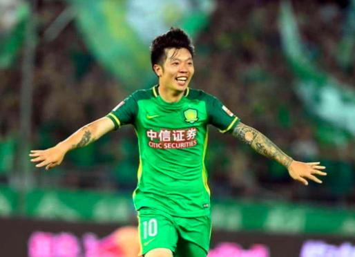 武汉籍国脚获5年6000万高薪,至今未见捐款,娇妻下榻酒店似皇宫