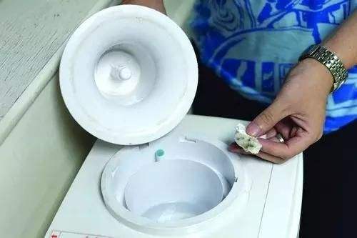 饮水机里的水比马桶水还脏,饮水桶清洁除垢步骤