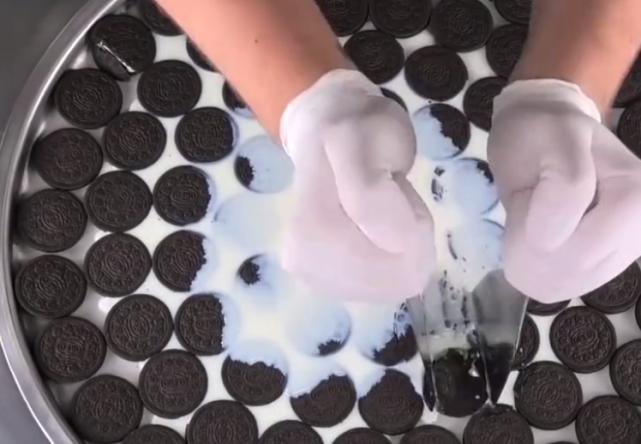 用奥利奥做冰淇淋路边摊,男人做冰淇淋