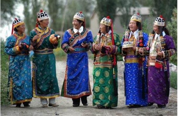 四子王旗蒙古袍蒙古民族的象征,蒙古服饰最具特色的服饰