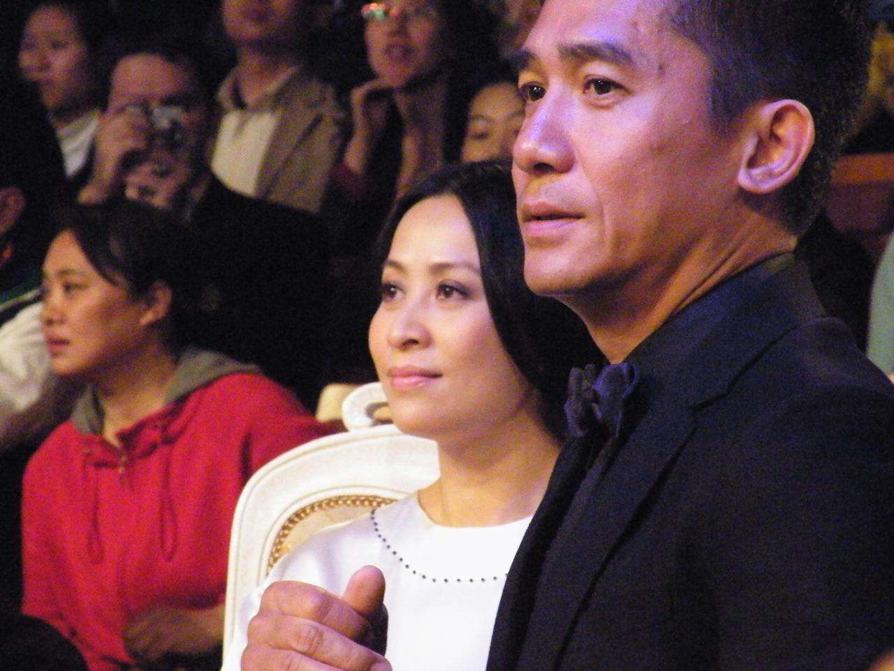 刘嘉玲曝梁朝伟证件照 (刘嘉玲公开照片)