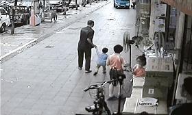 乞丐街头行乞认出妈妈,五年后街头乞讨认出妈妈