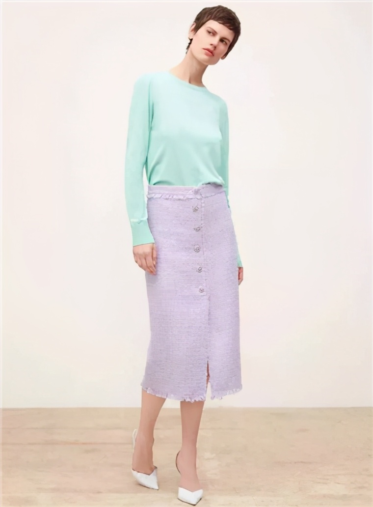 浅灰色打底衫秋冬高级感,燕麦色针织打底衫