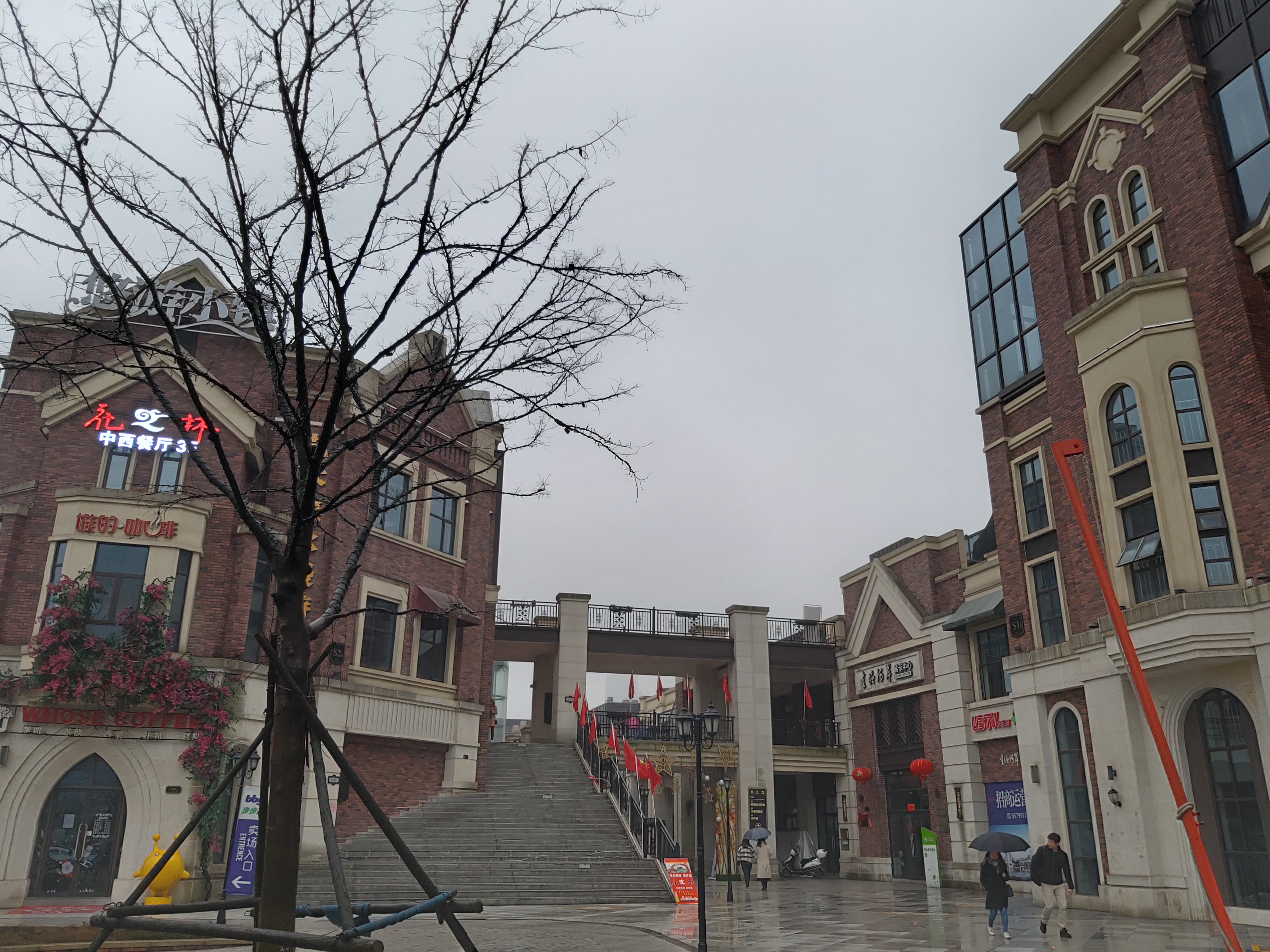 三星什么时候搞挖孔屏,三星手机挖孔屏技术