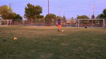 侧凌空射门的正确方法,凌空射门教学