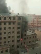 居民楼起火10岁男孩逃生,居民楼起火男孩站5楼窗外获救