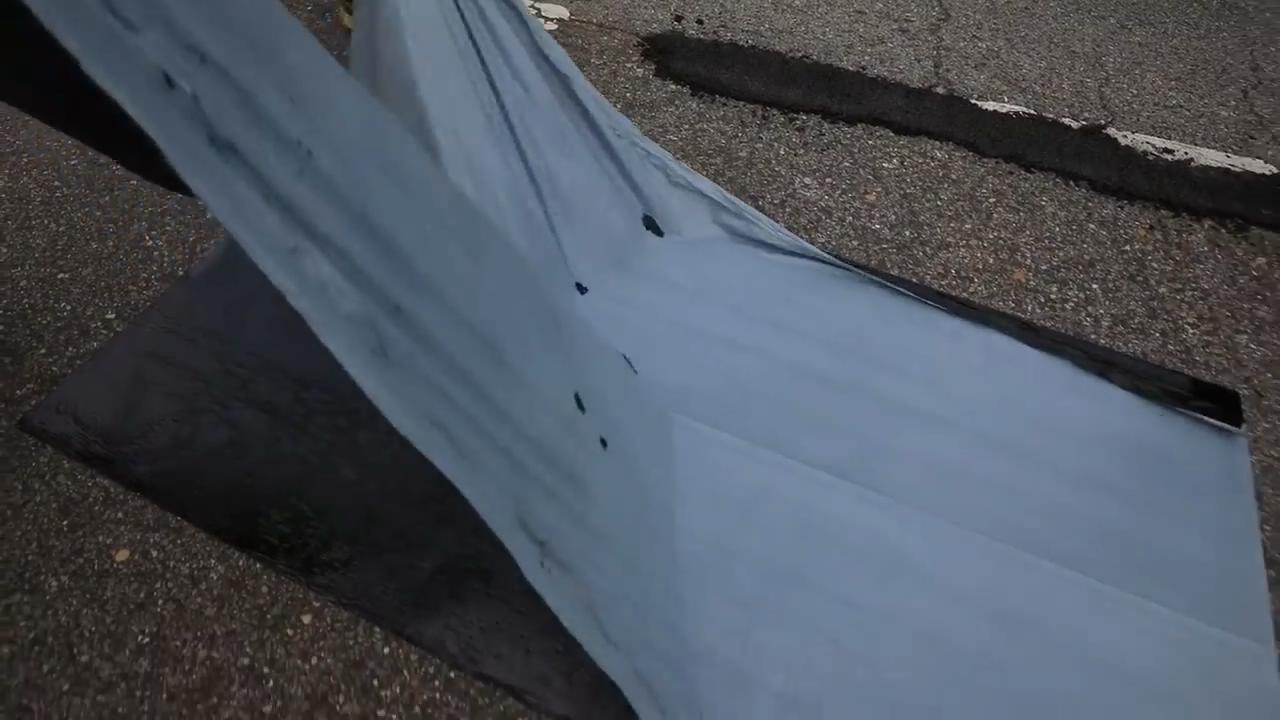 路面贴的胶带,路面凹凸不平坑坑洼洼