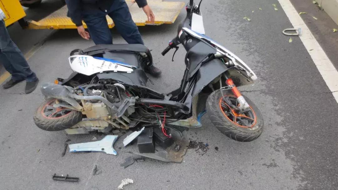 男子开三轮车被撞飞出去安全落地,男子骑摩托车被货车撞倒