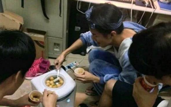 大学寝室的沙雕日常，小太阳上烤大虾，导员闻着味就来没收了