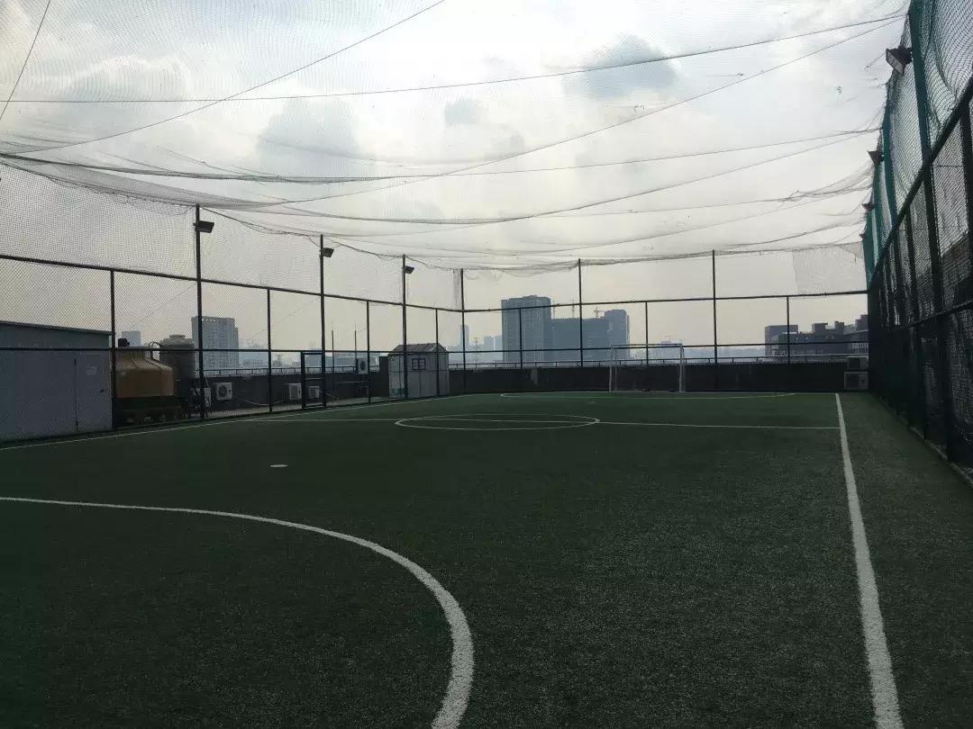 每当夜幕降临一群年轻人,每当夜幕降临时总有那么一群少年