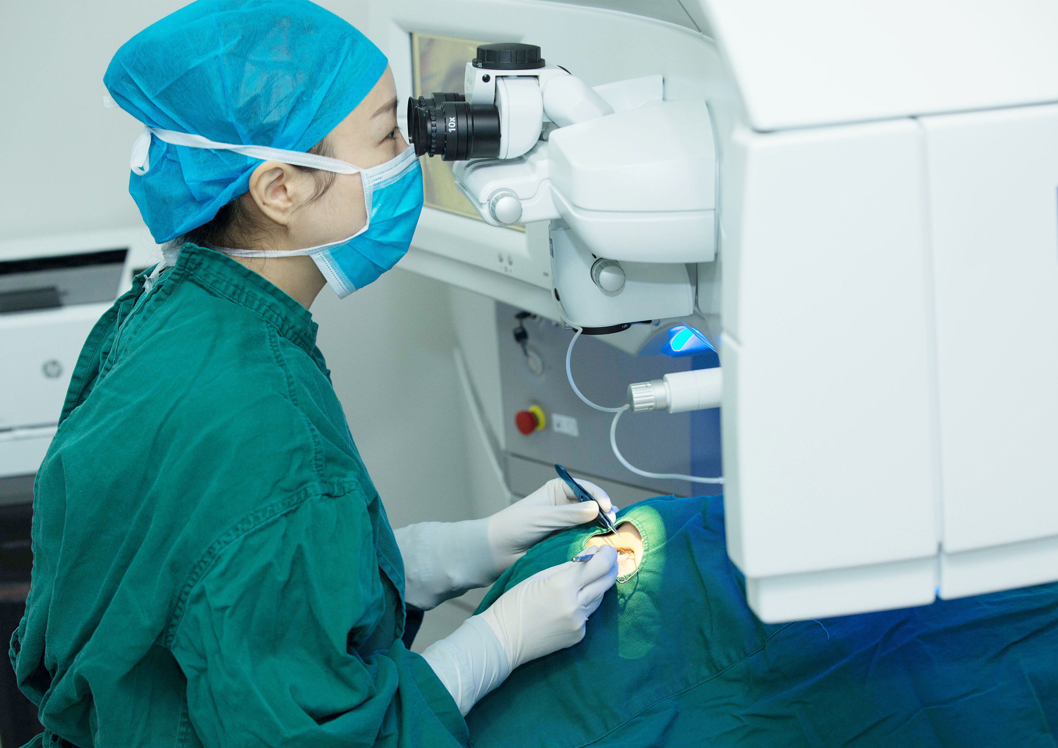 近视手术什么人不可以做,近视激光手术18岁以下能做吗