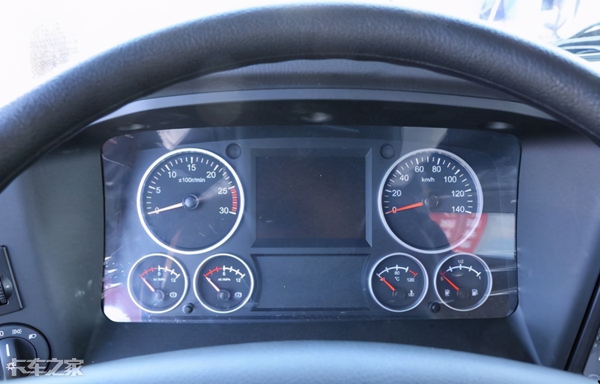 北奔重卡牵引车自重多少斤,北奔v3重载版前四后八自卸车