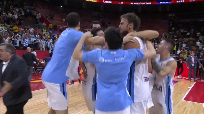 *情纵**狂欢！阿根廷球迷掩面哭泣，赤裸上身狂舞，更衣室快被掀翻了