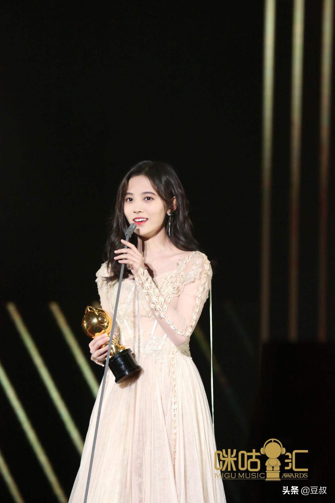 鞠婧祎18岁到40岁的颜值变化,鞠婧祎高中成绩好吗