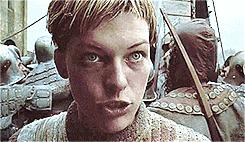 能被称“最美女战神”，可不只是她打了15年丧尸