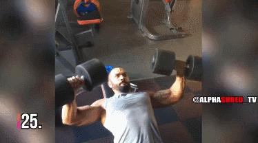 肌肉猛男展示腹肌胸肌,肌肉男八块腹肌和强壮的胸肌