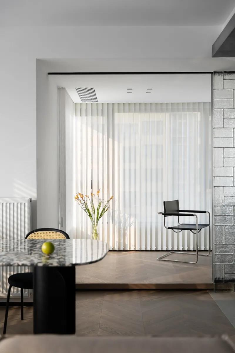 89㎡舒适两居，装修巧用「百叶窗+玻璃砖」，高级又通透