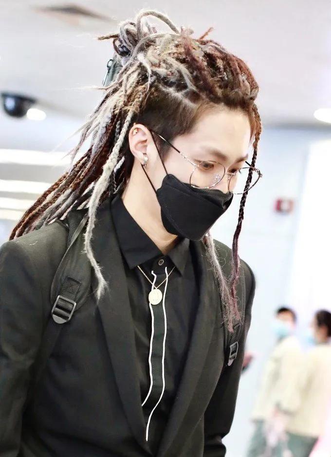 防疫造型大赛第二弹，杨幂热巴刘雯...戴口罩也挡不住的时髦感