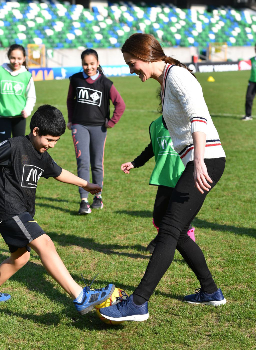 凯特王妃踢足球,凯特王妃条纹毛衣