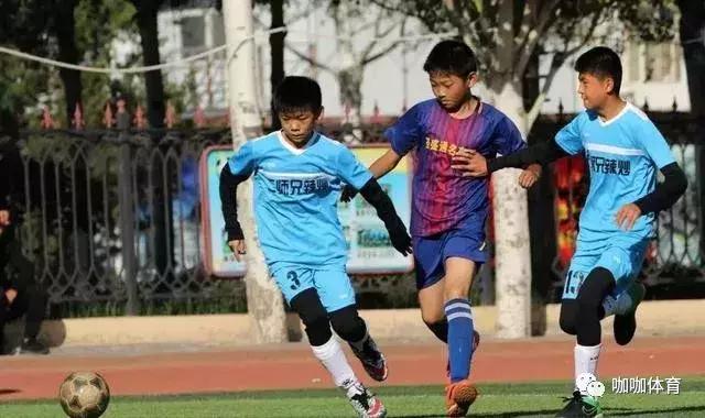 踢足球进清华,踢足球踢进球门