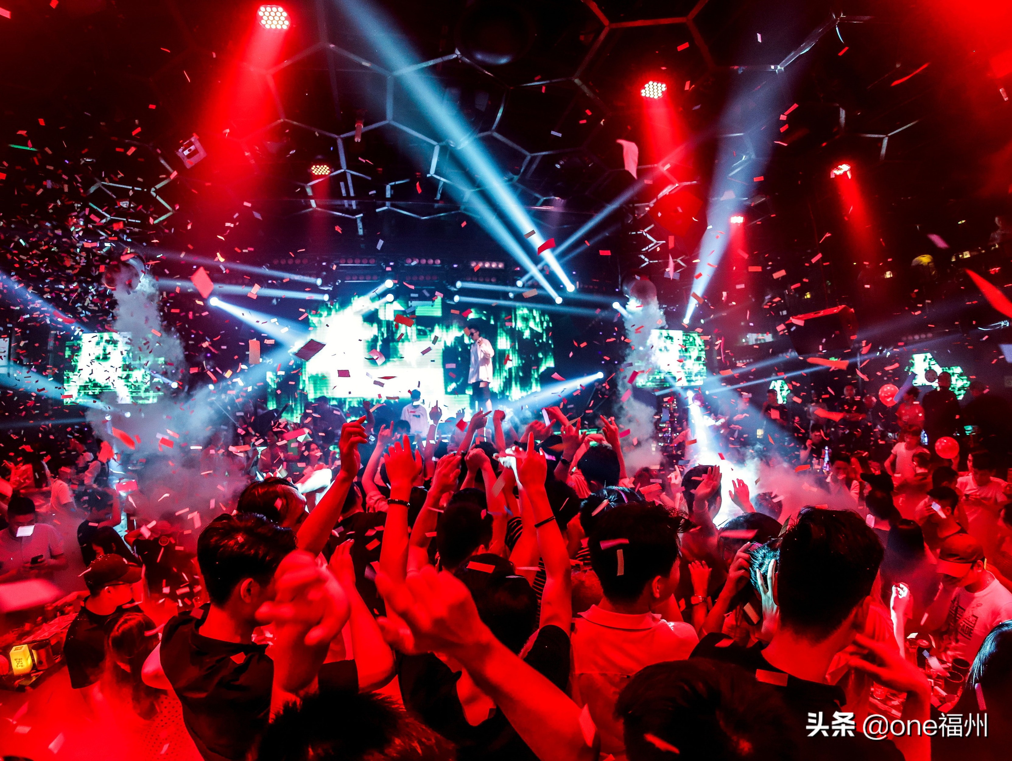 去酒吧除了舞拳还能玩啥,去酒吧都玩什么