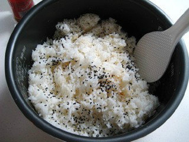 剩饭饭团做法家庭版,家里只有剩饭和鸡蛋怎么做饭团